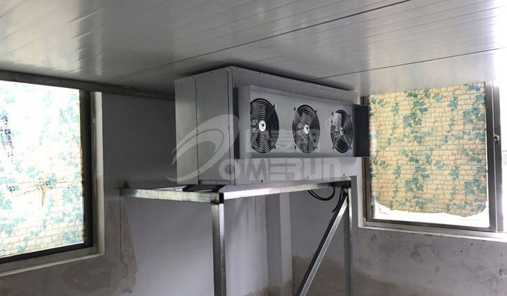 高溫?zé)岜?/></p><p>熱泵烘干機(jī)配置的車間，可防止冰箱貼受到灰塵污染。這種密閉型的烘房配置是目前比較流行的。烘干機(jī)可以搭配板材建設(shè)的烘干房，也可以配在自建水泥房、車間一起使用，適用性還是相對比較大的。</p><p><img src=
